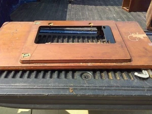 Máquina de coser vintage 1936 con pedal de costura tapa de madera fecha 12 1936 - Imagen 1 de 8