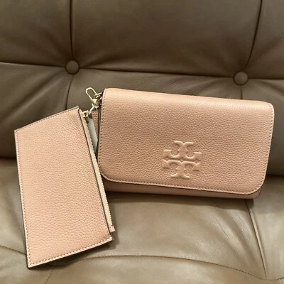 Cartera plana Tory Burch para mujer Thea y bandolera de cuero granulado rosa 75029 Foto 1 de 4