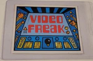 RARISSIMO ADESIVO VIDEO FREAK ANNI 80 VINTAGE ARCADE GAME CARD / DISTRIBUTORE AUTOMATICO - Foto 1 di 3
