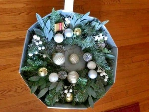COURONNE DE NOËL JOYEUSE BRITE VERDURE ET ARGENTÉE NEUVE DANS SA BOÎTE - Photo 1/4