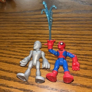Figura Marvel Super Hero Squad Silver Surfer 2,5 pulgadas usada y Spiderman - Imagen 1 de 4
