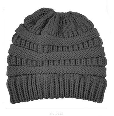 Gorro de invierno tejido con cable gris suave elástico con agujero de cola de caballo para mujer Foto 1 de 4