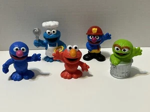 Lot of 5 Hasbro Sesame Street Figures - Grover, Oscar, Elmo & Cookie Monster - Picture 1 of 6