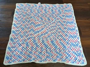 Blaue, rosa, weiße gehäkelte Babydecke - Bild 1 von 9