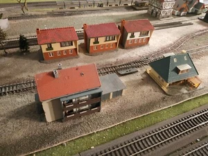 FALLER, CINCO EDIFICIOS MONTADOS PARA DIORAMAS, ESCALA HO - Imagen 1 de 20