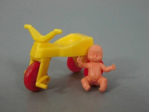 Babies: Bambino Con Triciclo (Giallo/Rosso) - Picture 1 of 1