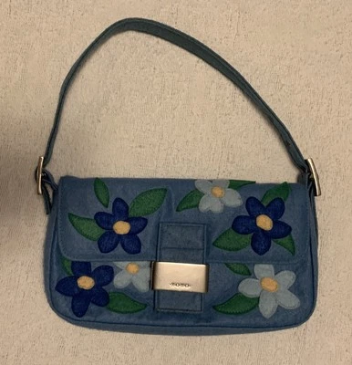 Bolso de hombro pequeño XOXO lana azul con flores  Foto 1 de 3