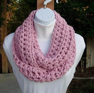 Einfarbiger hellrosa INFINITY SCHAL Loop Kutte Wollmischung Handarbeit gehäkelt Winter neu - Bild 1 von 12