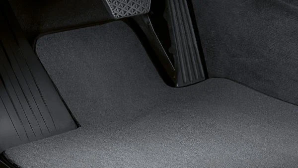Conjunto de tapetes de assoalho acarpetados pretos dianteiros e traseiros genuínos para BMW F02 7-Series Sedan - Imagem 1 de 1