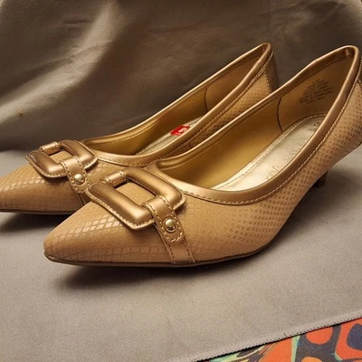 NIB**Anne Klein Iflex Kitten Heels Tan/Nude Size 8.5 Business Dressy - Image 1 of 4