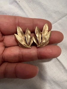 Pendientes Clip Hoja Trifari Corona De Colección Tono Dorado - Imagen 1 de 7