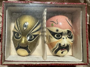 2 maschere vintage cinesi in miniatura dipinte a mano Opera (Kabuki) in scatola originale - Foto 1 di 8