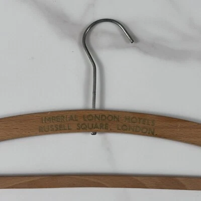 Cabide de madeira Imperial London Hotels Russell Square, Londres cabide calça cabide - Imagem 1 de 4