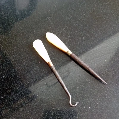 ANTIQUE MOTHER OF PEARL BUTTON HOOK – VICTORIAN ERA SHOE FASTENER - Image 1 of 4