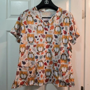 New-Garfield V-Neck Scrub Top w/Pockets Fall Leaves. Polyester/spandex LARGE - Picture 1 of 6