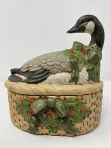 Piatto vintage in ceramica dipinto a mano oca su cesto invernale coperto agrifoglio firmato - Foto 1 di 12