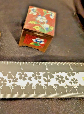 Антикварная китайская эмалированная коробка для безделушек крошечная квадратная 1 дюйм - Изображение 1 из 4