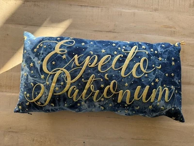 Almohada lumbar Pottery Barn Harry Potter EXPECTO PATRONUM azul con oro 12x24 Foto 1 de 4