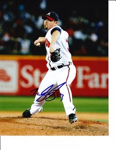 ATLANTA BRAVES TYLER YATES SIGNED PITCHING 8X10 - Picture 1 of 1