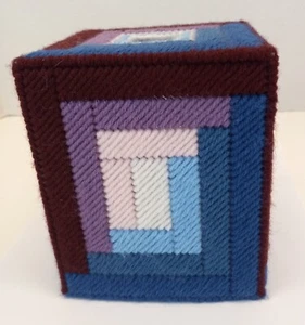 Cubierta de caja de pañuelos punta de aguja sobre lona de plástico diseño de bloque de cabaña de troncos hecho a mano - Imagen 1 de 9