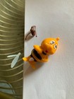 1 Willy mit Flügel und Kappe beide Hände vorne in orange 