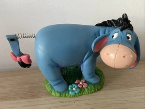 Eeyore Esel Figur Winnie-the-Pooh Disney mit Frühlingsschwanz Blumen Schleife - Bild 1 von 7