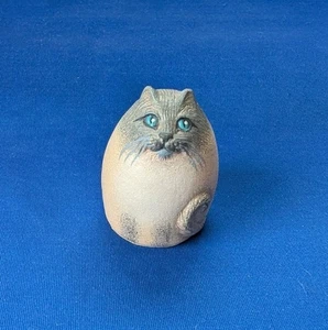 Estatuilla gato siamés resina ojos azules 2,25" punta gris marrón sombreado vintage - Imagen 1 de 4