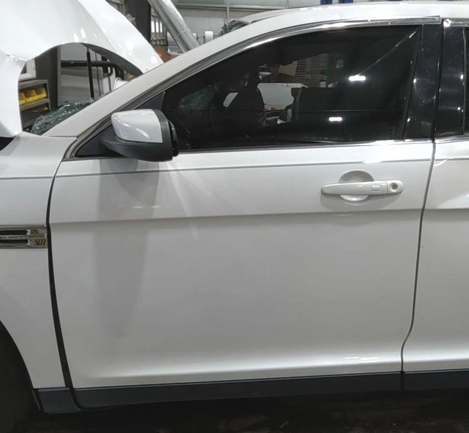Conjunto de puerta delantera izquierda Ford Taurus 10-19 lado del conductor blanco UG OEM AG1Z5420125A Foto 1 de 1
