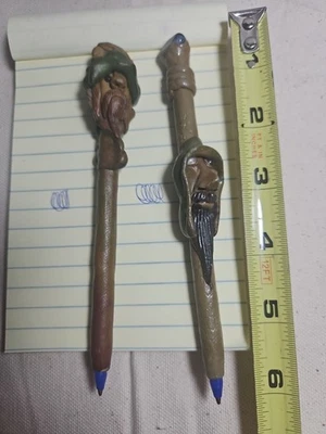 Bolígrafo de escritura estilo maya con forma de arcilla manchada con roca pulida en la parte superior Foto 1 de 4