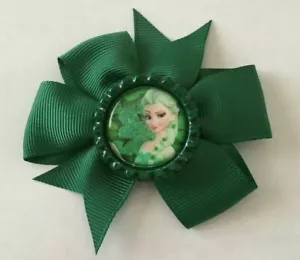 Hermoso lazo para niñas inspirado en verde oscuro de Elsa del día de San Patricio. - Imagen 1 de 2