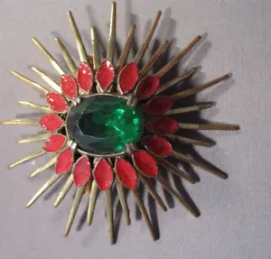 Stunning Pin/Brooch with Green Stone in Center Surrounded by  Red Stones . P463 - Picture 1 of 2
