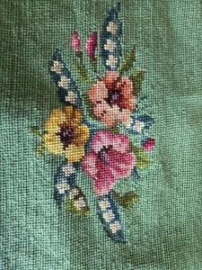Cubierta de asiento/almohada vintage floral a punta de aguja verde pastel flores 17 x 13 - Imagen 1 de 8