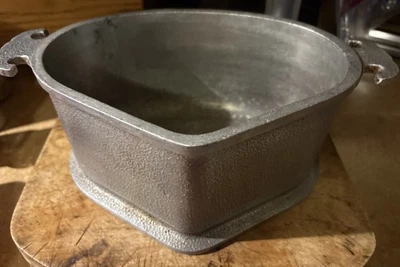 Vtg Guardian Service Ware Hammered Aluminum Triangular Roaster Dutch Oven 2 Qt - Image 1 of 4