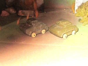 PAIR OF SLUSH LEAD CAST TOY ARMY TANKS BY BARCLAY-1940 - Picture 1 of 5