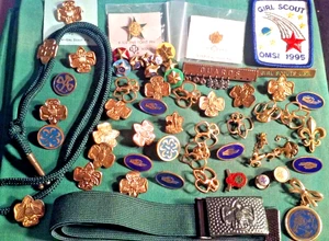 Trödel Schubladen Lot 55+ Vintage Pfadfinderinnen Nutz- & Sammlerstücke Gürtel-Krawattennadeln - Bild 1 von 12