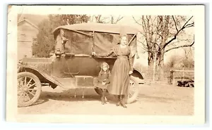 20er Jahre? Foto Echt Auto Auto frühes klassisches Modell Frau & Kind Pose - Bild 1 von 3