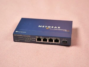 Netgear DS104 4-Port 10/100 Dual Speed Hub UNIT ONLY - Picture 1 of 6