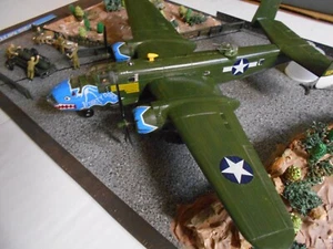 B-25 MITCHELL - "DIRTY DORA" WW II - 1/48 MODELLFLUGZEUG - DIORAMA MIT DECKEL #92 - Bild 1 von 9