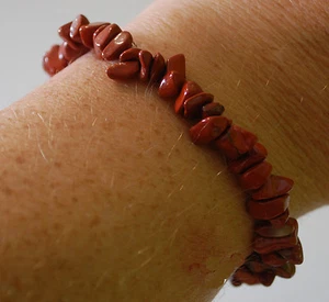 RED JASPER HEALING CRYSTAL CHIP BEAD BRACELET - Picture 1 of 3