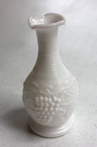 VINTAGE IMPERIAL WHITE MILK GLASS 6” BUD VASE LOGANBERRY CLUSTERS & LEAVES - Picture 1 of 5
