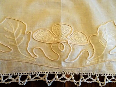 Dessus de meuble vintage en lin brodé et dentelle - 138 cm x 35 cm - Photo 1/4