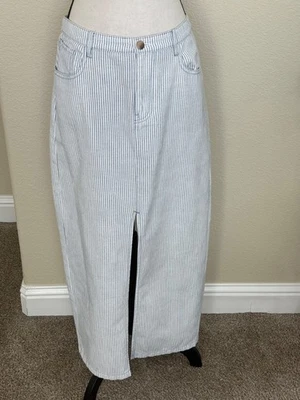 Falda midi a rayas blanca y azul estilo náutico Zara, trabillas para cinturón - talla grande Foto 1 de 4