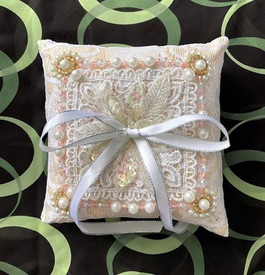 Anillo de boda nupcial almohada con cuentas y lentejuelas. Diseño manual Ameynra Foto 1 de 3