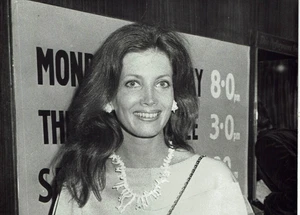 Gayle Hunnicutt 1975 press photograph - Picture 1 of 2