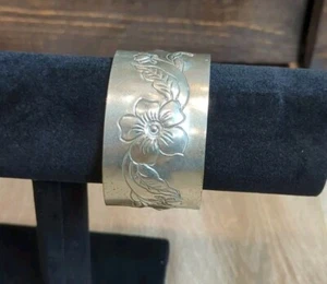 Vintage Armreif Armband mit Gravur Neusilber Blumen verstellbar - Bild 1 von 6