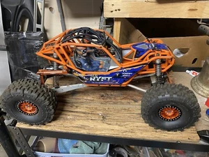 AXIAL 1/0 Scale RBX10 RYFT 4X4 BRUSHLESS ROCK BOUNCER RTR - Picture 1 of 24
