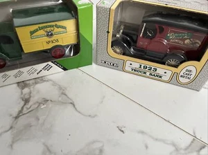 2 Ertl LKW Banken. 1923 / John Deere 1926 1:25 - Bild 1 von 4