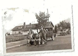 FINE ANNI '20 BERLINA DA IDENTIF c 2 ELEGANTI COPPIE IN POSA FOTO DENT OR AUTO - Picture 1 of 2