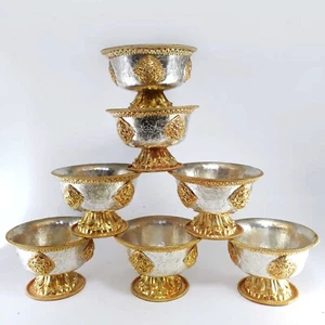 Juego 7 Cuencos de Ofrenda Budista Tibetanos 4" Oro Plata Nepal Tallado Candelabro - Imagen 1 de 3