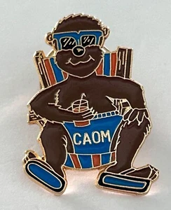 Prendedor vintage Odyssey of the Mind California CA Monkey Drink Solapa Verano - Imagen 1 de 3